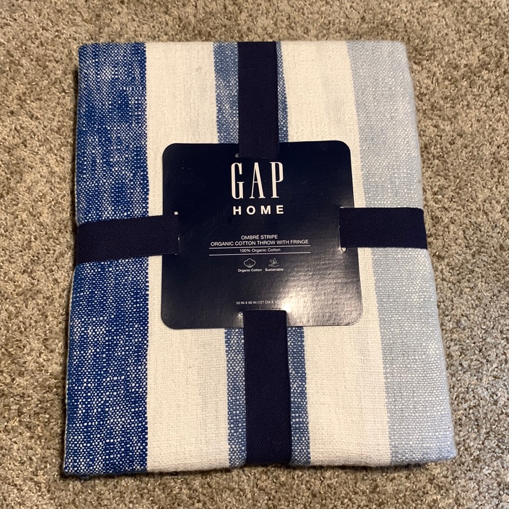 Gap throw blanket with fringes